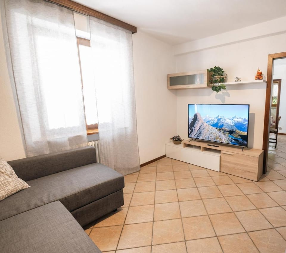 Communal lounge/ TV room, TV and multimedia, Living room, Seating area, Evening entertainment