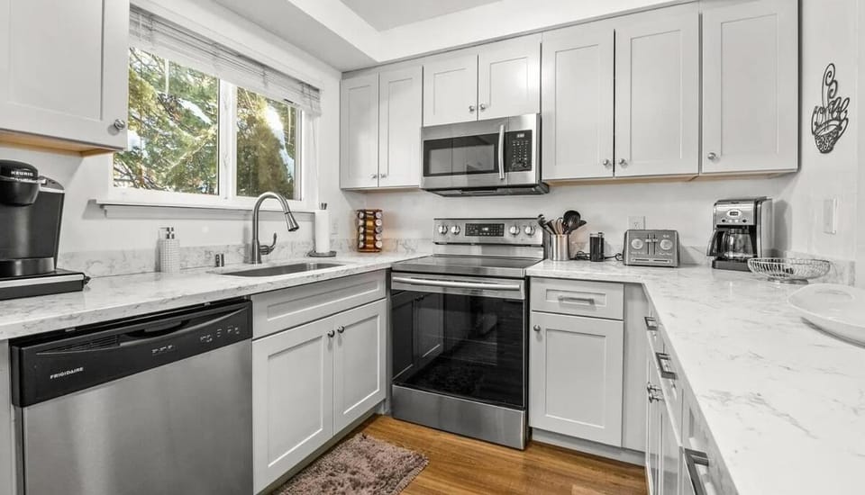 Coffee/tea facilities, Kitchen or kitchenette, Dining area, dishwasher, oven, stove, toaster