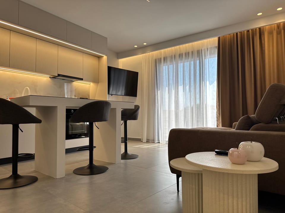 TV and multimedia, Kitchen or kitchenette, Living room, Seating area, Dining area