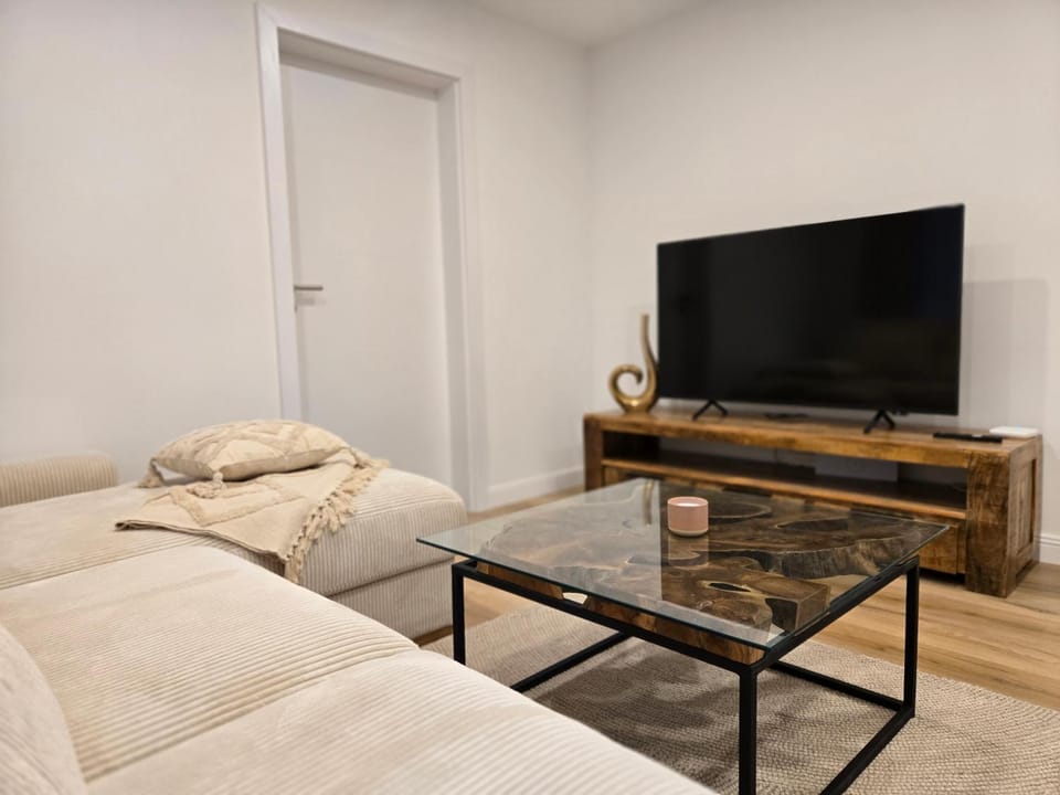 TV and multimedia, Living room, Evening entertainment