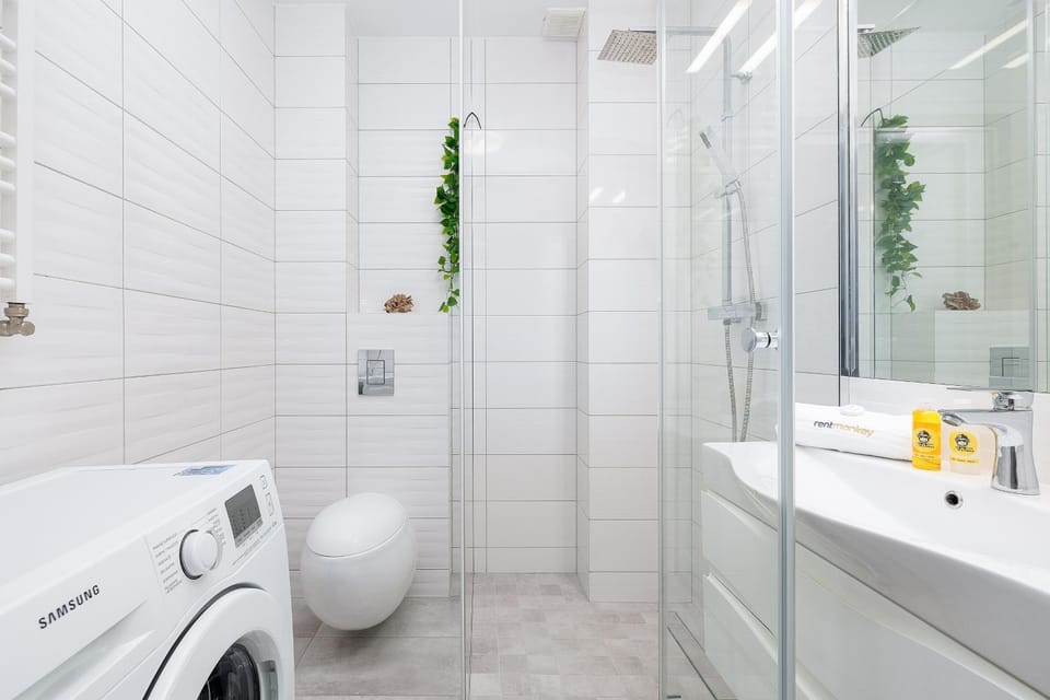 Shower, Toilet, Bathroom, towels, washing machine
