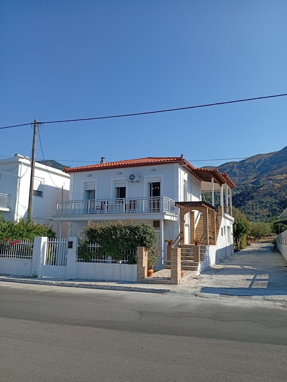 Property building, Day, Natural landscape, Mountain view, Street view