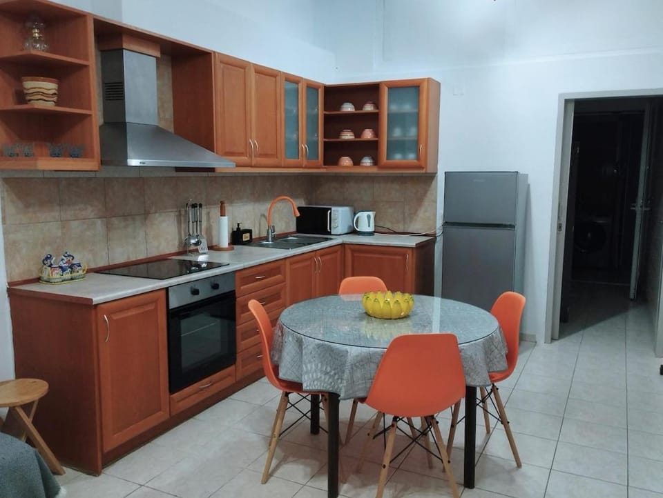 Coffee/tea facilities, Kitchen or kitchenette, oven, stove
