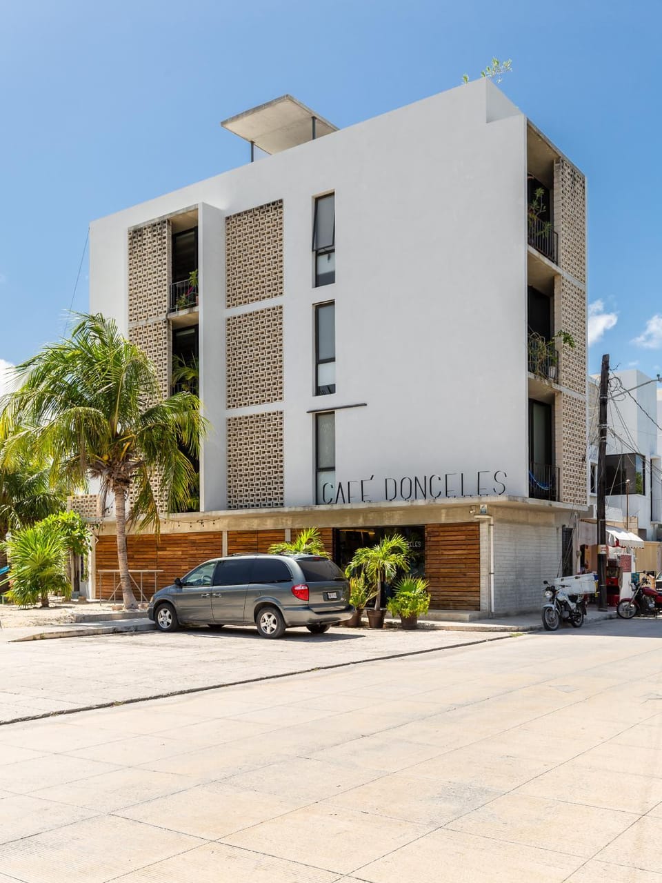 Facade/entrance