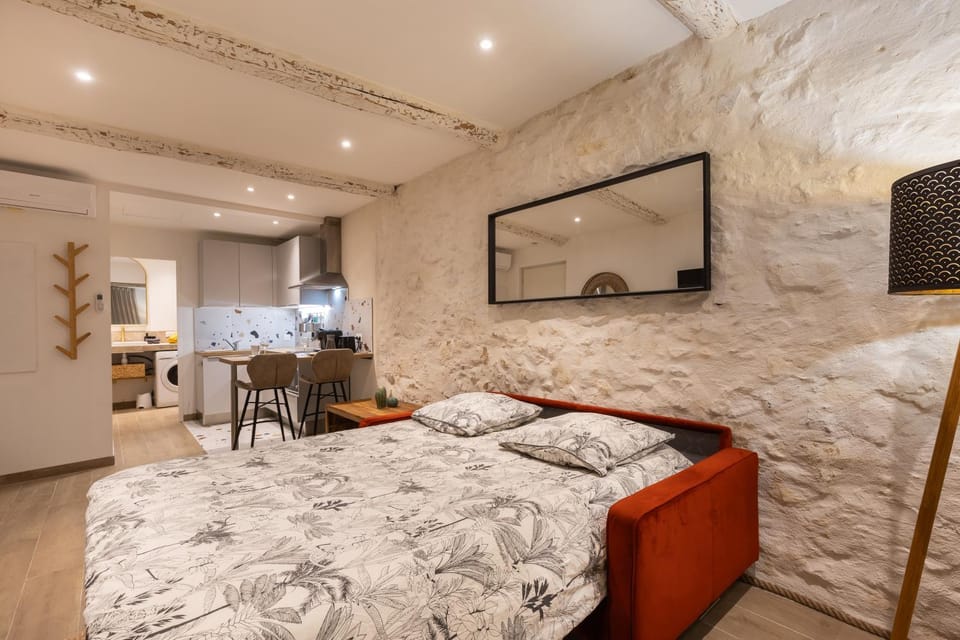 Bed, TV and multimedia, Living room, Photo of the whole room, Bedroom