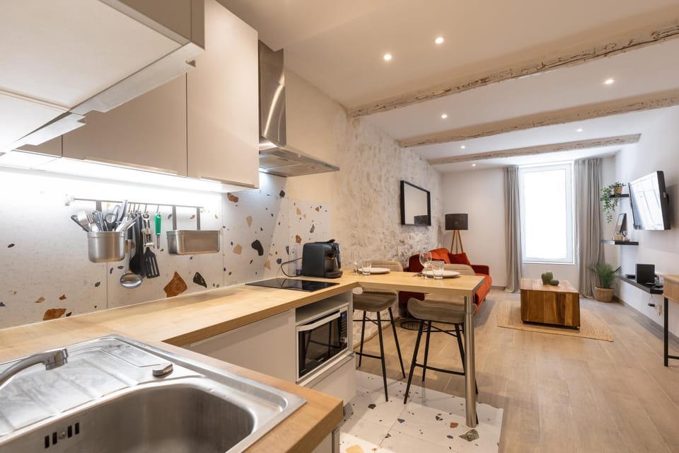 Kitchen or kitchenette, Seating area, Dining area