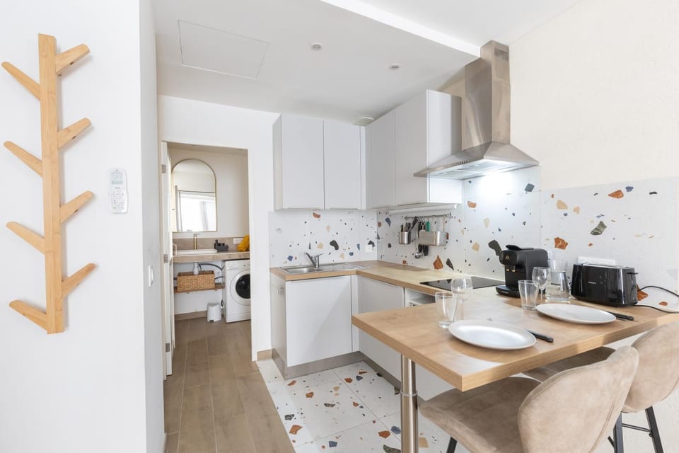 Coffee/tea facilities, Kitchen or kitchenette, Dining area, dishwasher, toaster