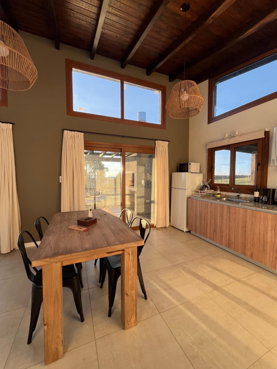 Kitchen or kitchenette, Dining area