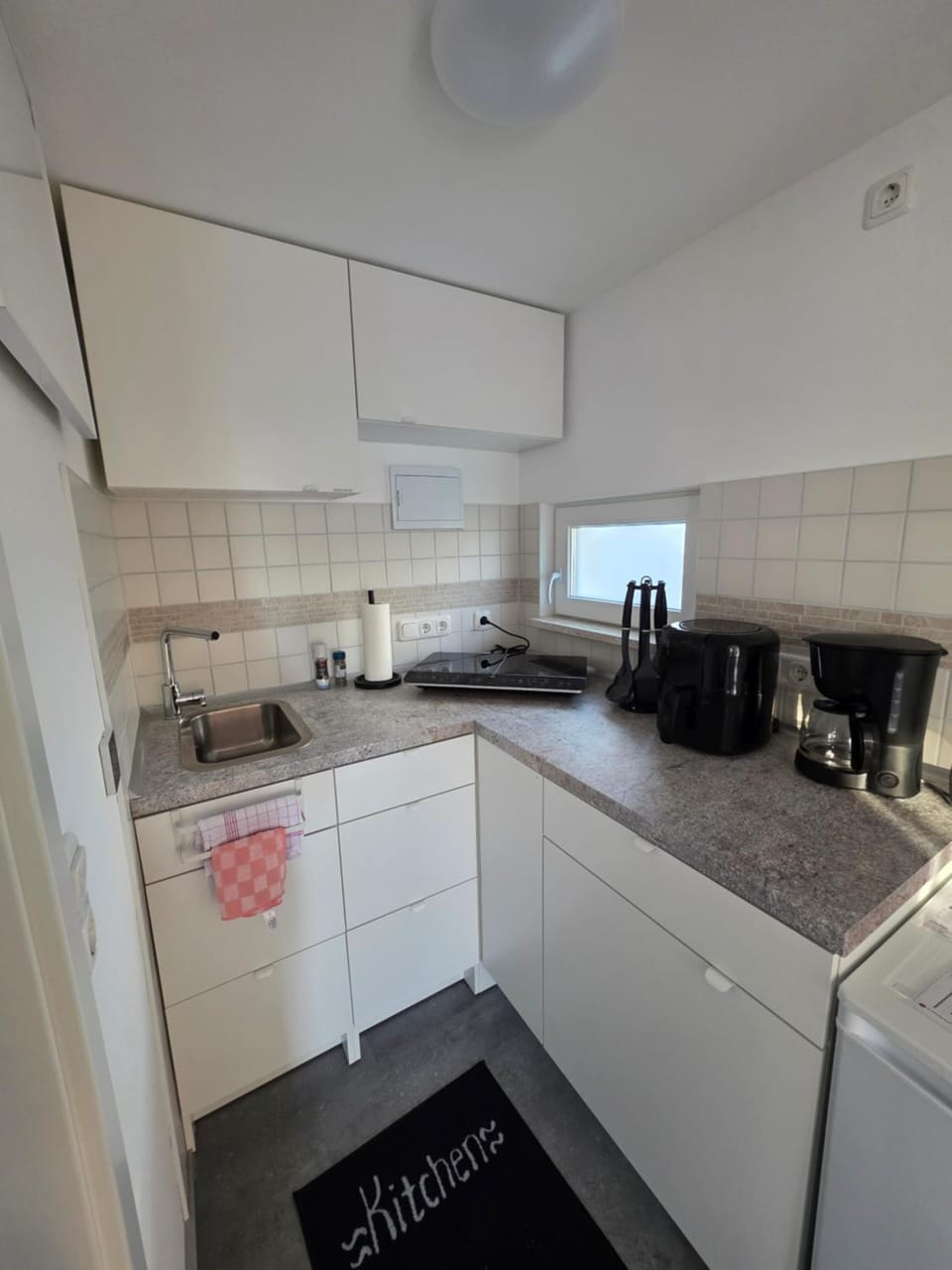 Coffee/tea facilities, Kitchen or kitchenette, stove