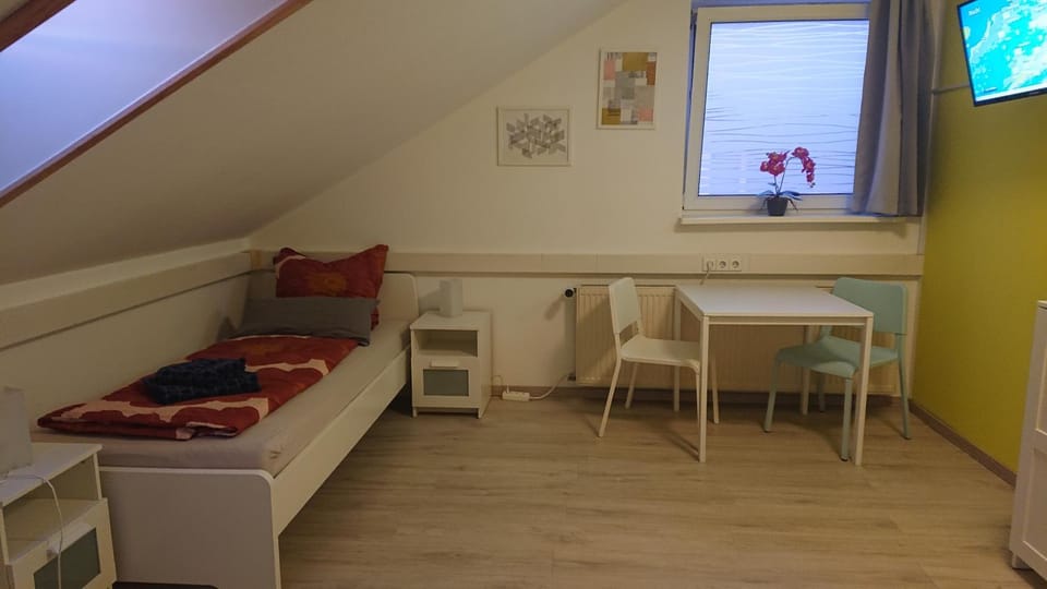 Bed, TV and multimedia, Living room, Photo of the whole room, Seating area, Dining area, Bedroom