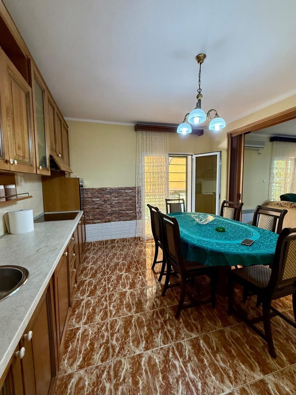 Kitchen or kitchenette, Dining area