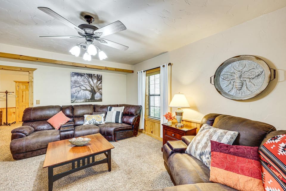 < 3 Mi to Broken Bow Lake: Hot Tub Haven! House in Oklahoma