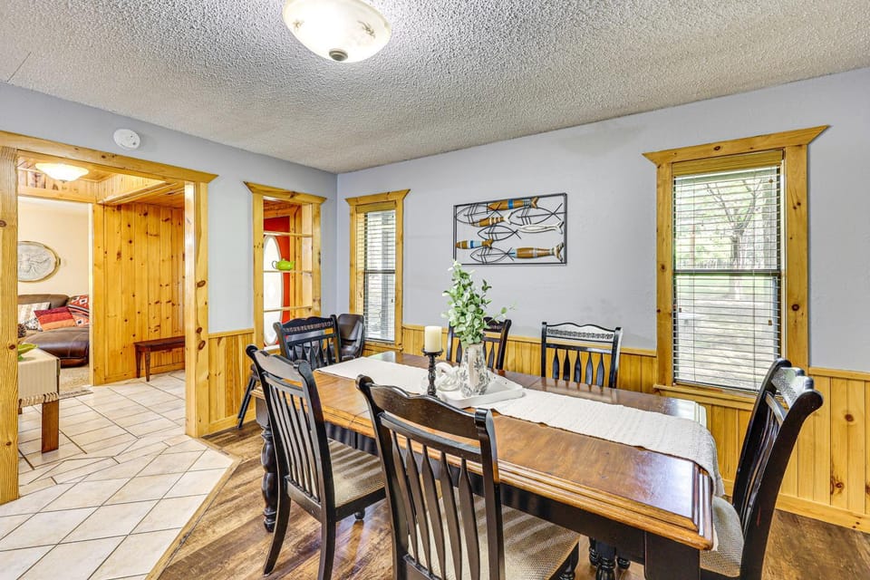 < 3 Mi to Broken Bow Lake: Hot Tub Haven! House in Oklahoma