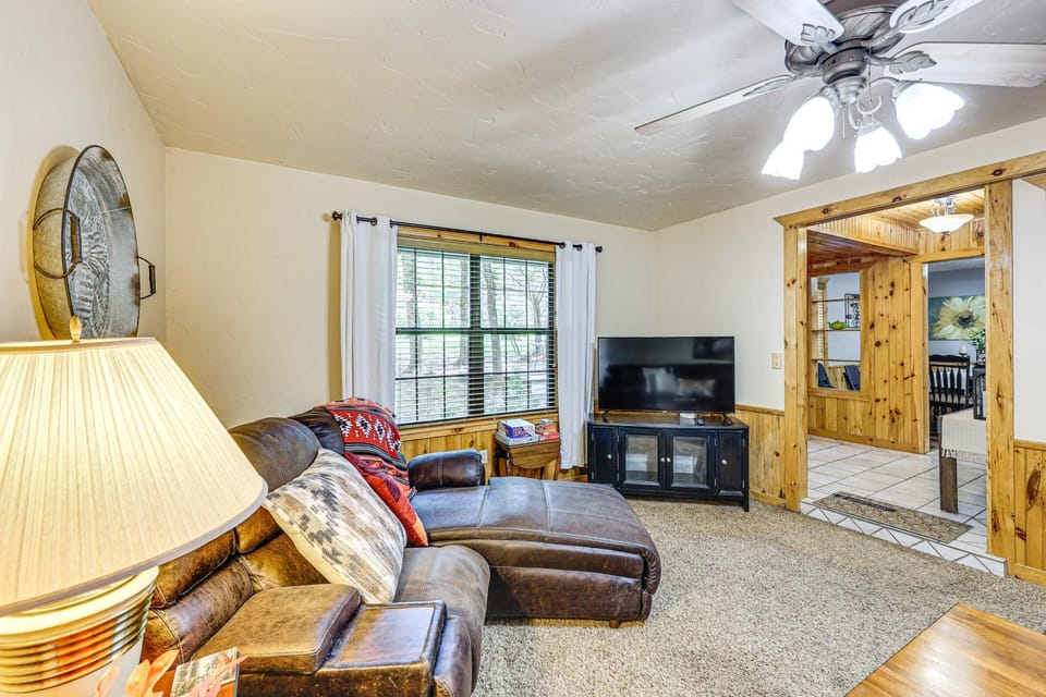 < 3 Mi to Broken Bow Lake: Hot Tub Haven! House in Oklahoma
