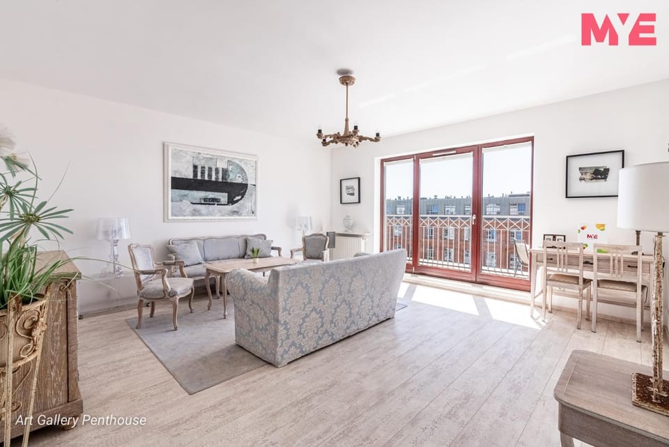 Communal lounge/ TV room, View (from property/room), Balcony/Terrace, Living room, Seating area