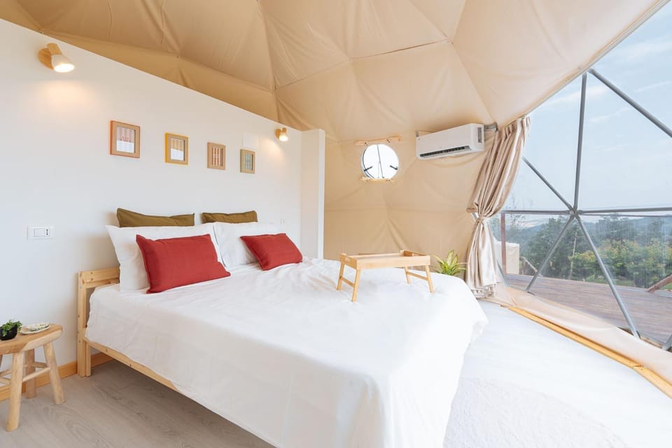 Bed, Photo of the whole room, Bedroom, air conditioner