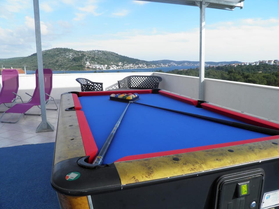 Billiard, Hot Tub