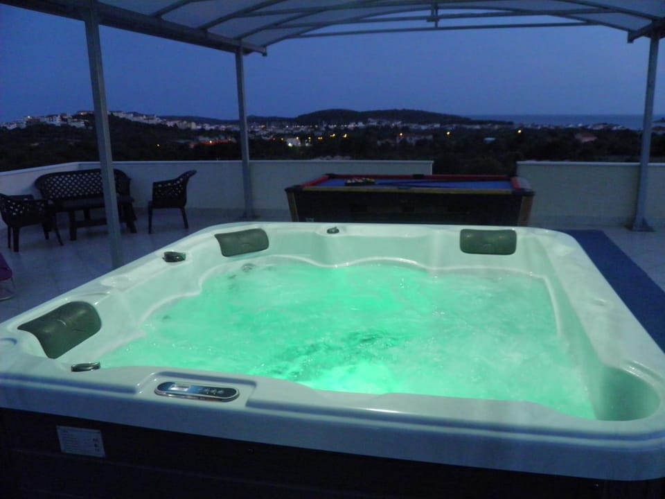 Hot Tub, Balcony/Terrace, Spa and wellness centre/facilities