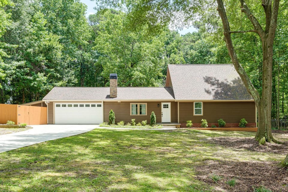 ~ 1 Mi to Dtwn Alpharetta: Home w/ Screened Porch! House in Alpharetta