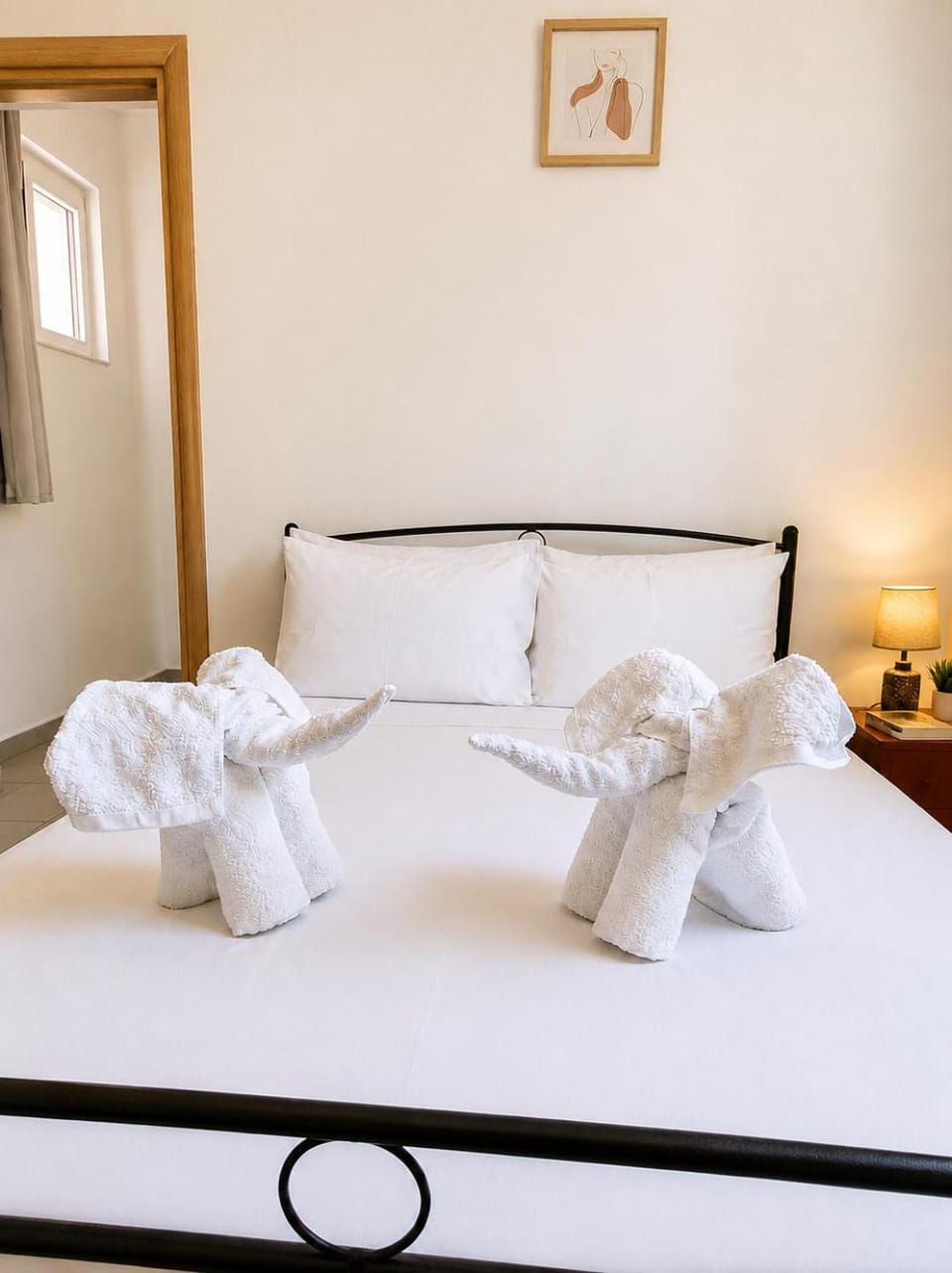 Bed, Bedroom, towels