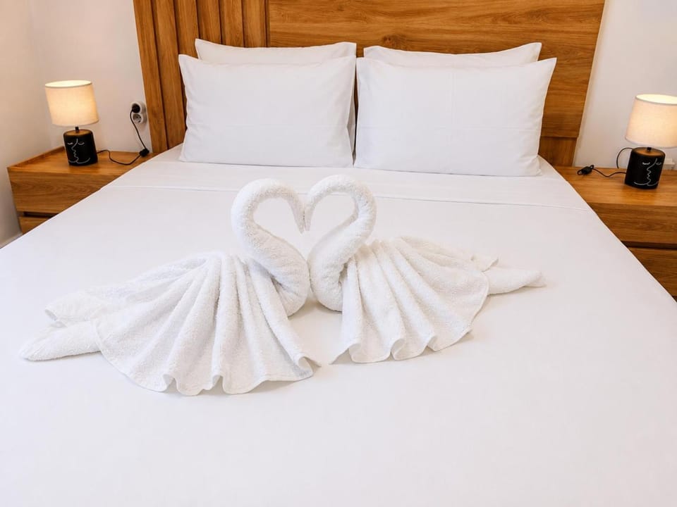 Bed, Photo of the whole room, Bedroom, towels