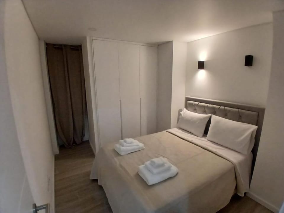 Bed, Bedroom, towels