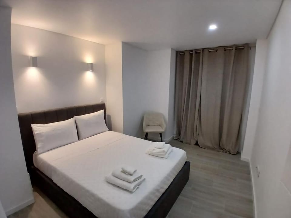 Bed, Bedroom, towels