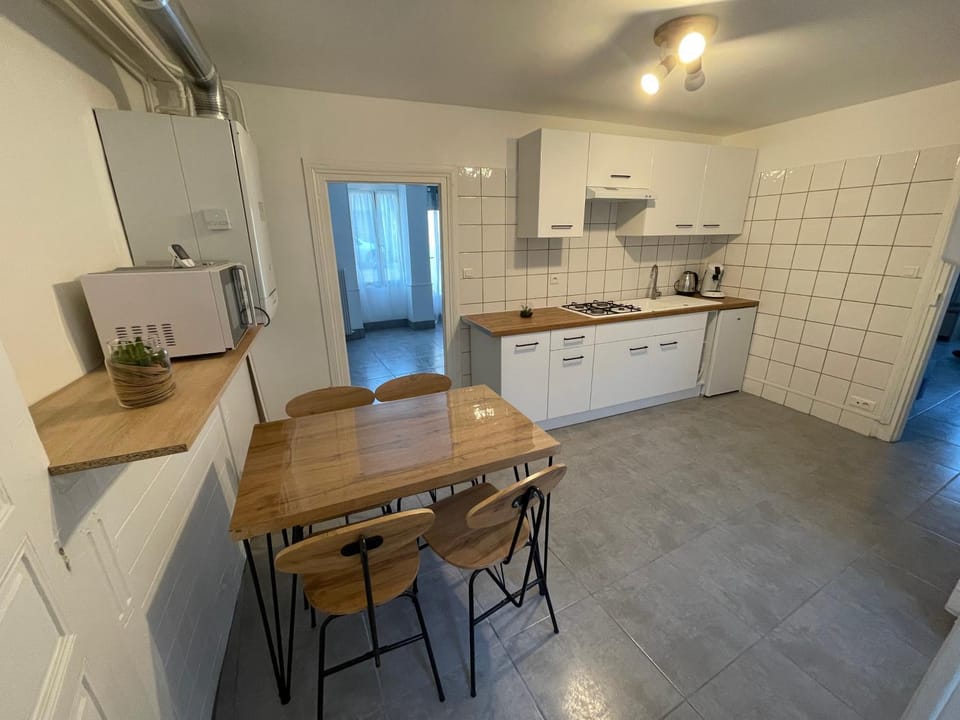 Kitchen or kitchenette, Dining area