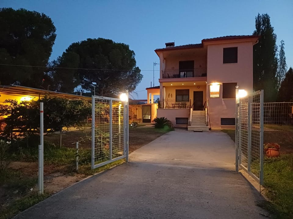 Property building, Facade/entrance, Night