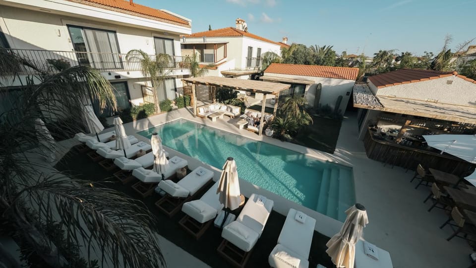 View (from property/room), Balcony/Terrace, Pool view, Swimming pool, sunbed