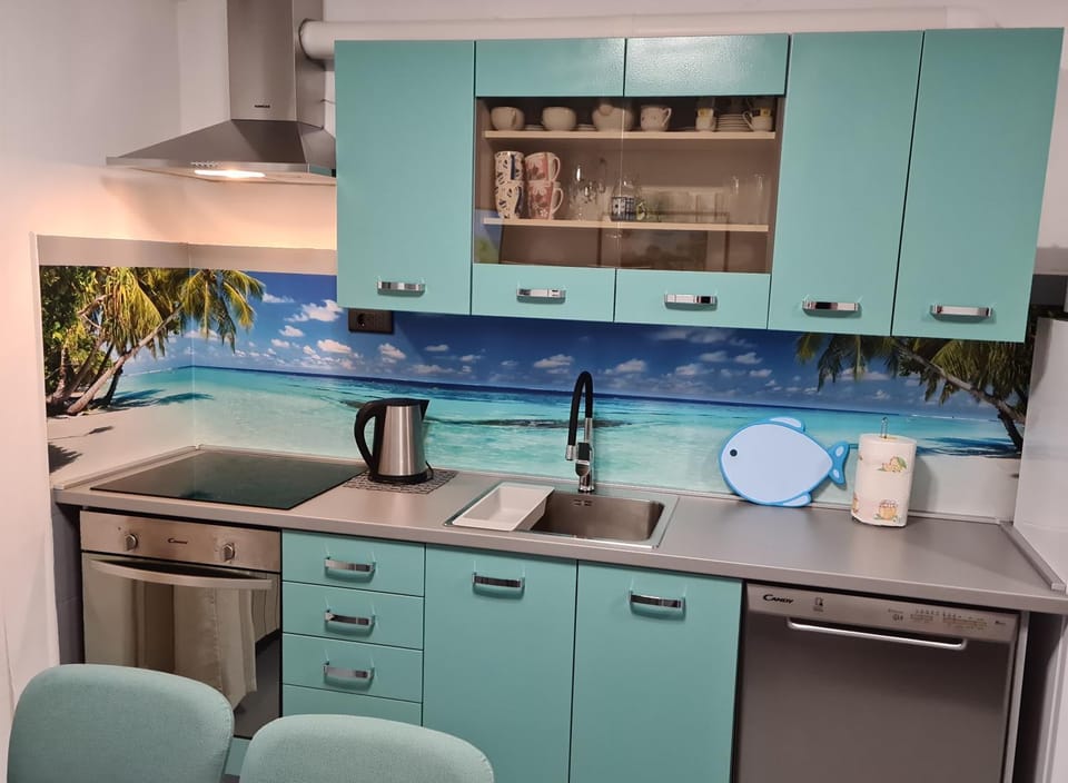 Kitchen or kitchenette, dishwasher, oven