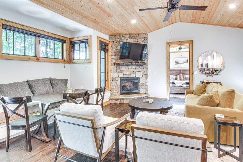 Resort Perks, By Lake Glenville: Chinquapin Escape House in Tennessee