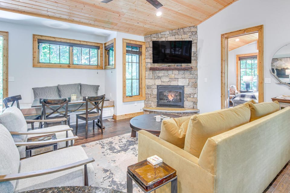 Resort Perks, By Lake Glenville: Chinquapin Escape House in Tennessee