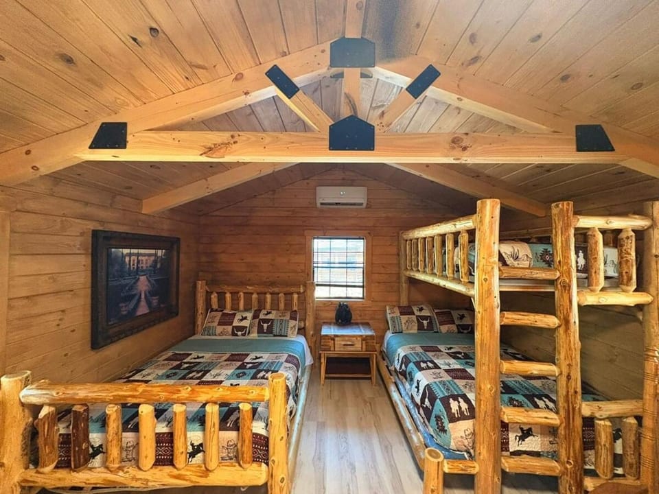 Hana Cabin sleeps 5 near Windrock general store Cabin in Oak Ridge