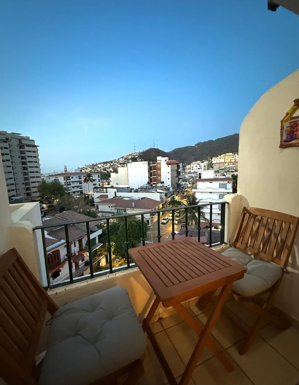 View (from property/room), Balcony/Terrace, Seating area, City view, Mountain view