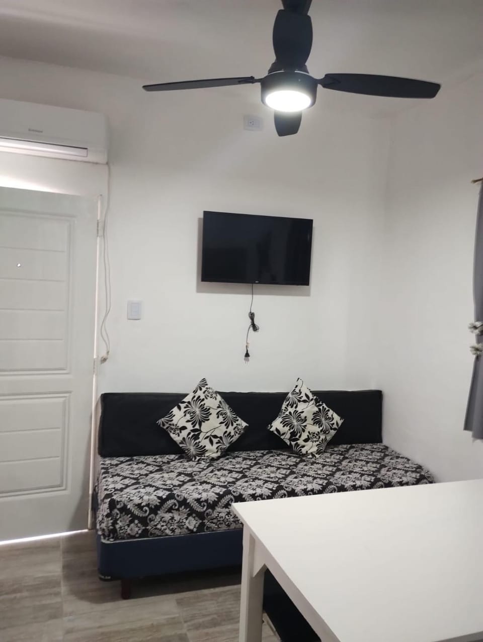 Bed, TV and multimedia, Living room