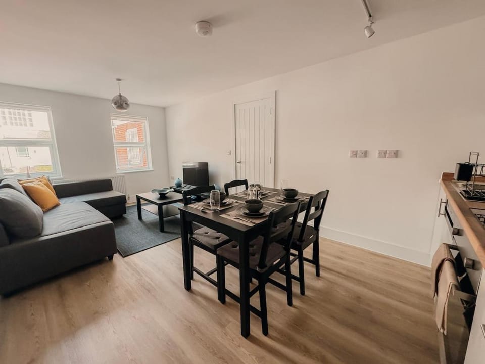 Kitchen or kitchenette, Living room, Seating area, Dining area