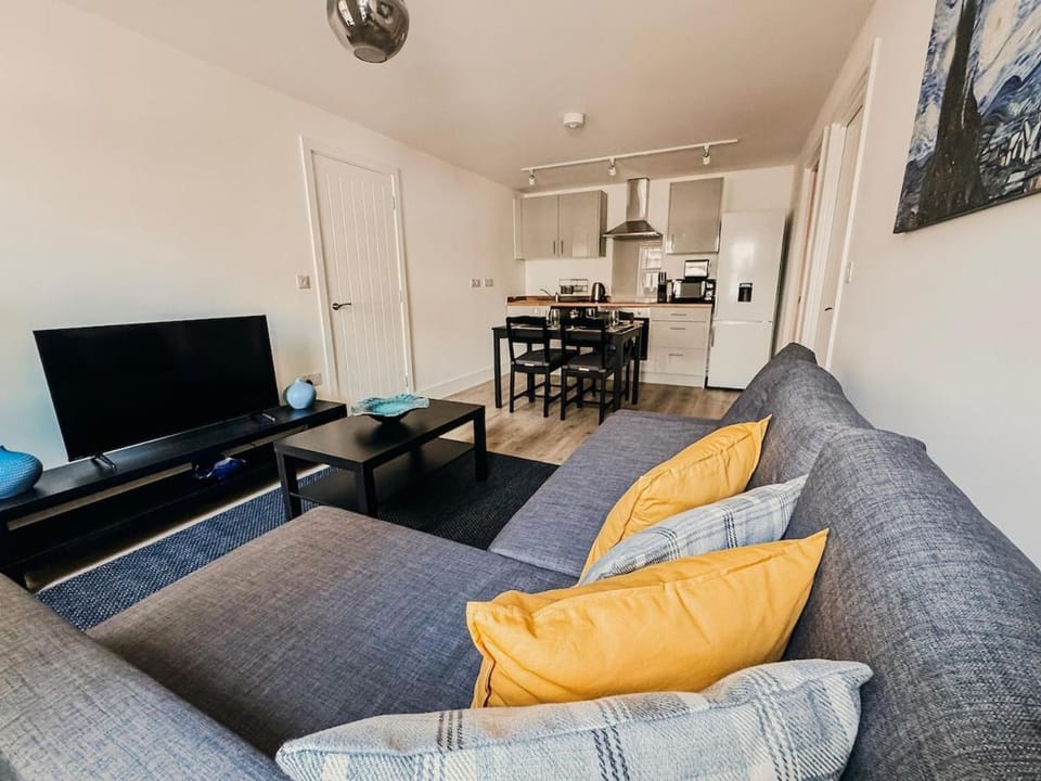 TV and multimedia, Living room, Seating area, Evening entertainment