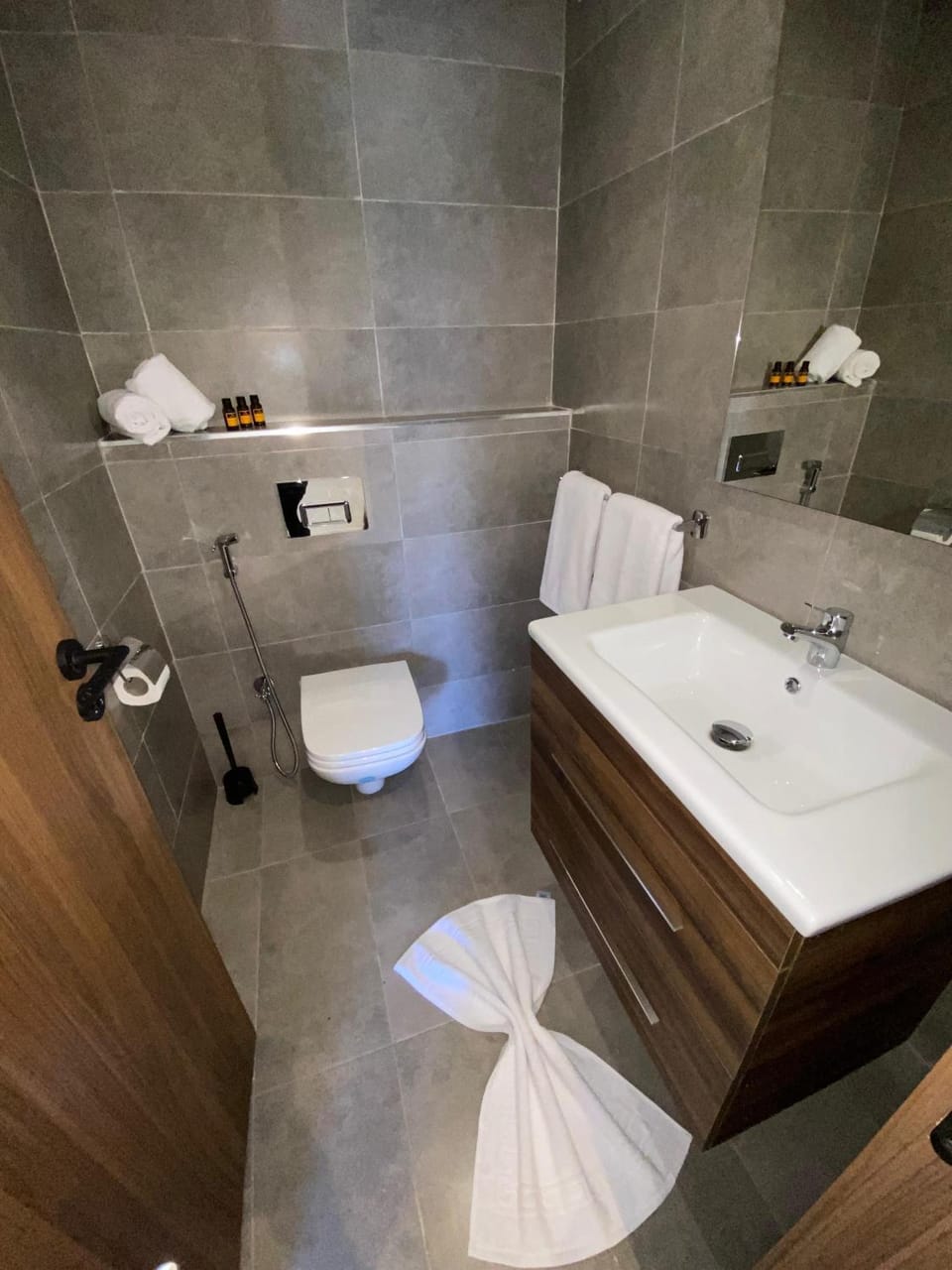 Shower, Toilet, Bathroom, towels