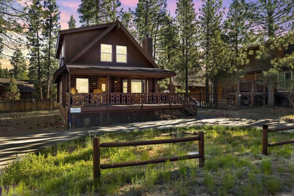 Cub's Cabin / Charming 3-Bedroom Log Cabin Near Big Bear Lake Cabin in Big Bear
