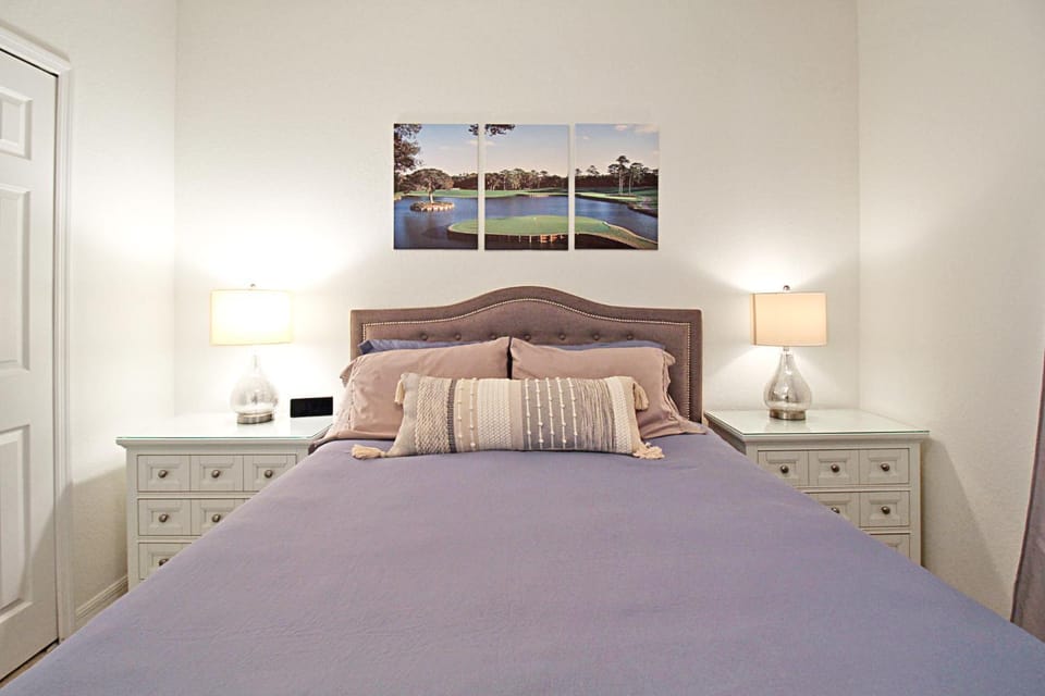 Waterfront Lakewood National condo overlooking the 11th green - Golfers Grove House in Florida