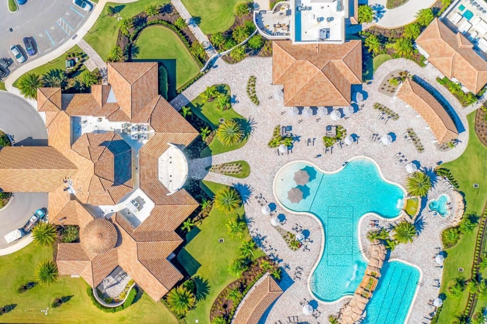 Waterfront Lakewood National condo overlooking the 11th green - Golfers Grove House in Florida