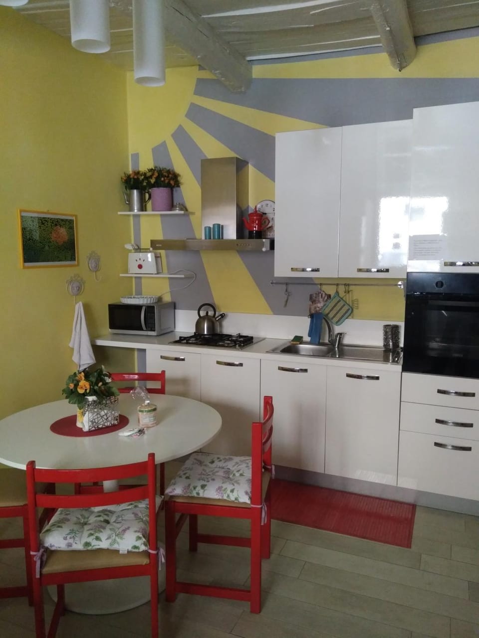 Coffee/tea facilities, Kitchen or kitchenette, Dining area, Communal kitchen, Drinks, Non alcoholic drinks
