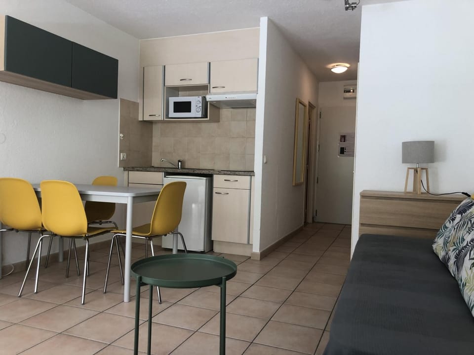 Studio climatisé, centre-ville, proche plage, WiFi - FR-1-466A-54 Apartment in Saint-Raphael