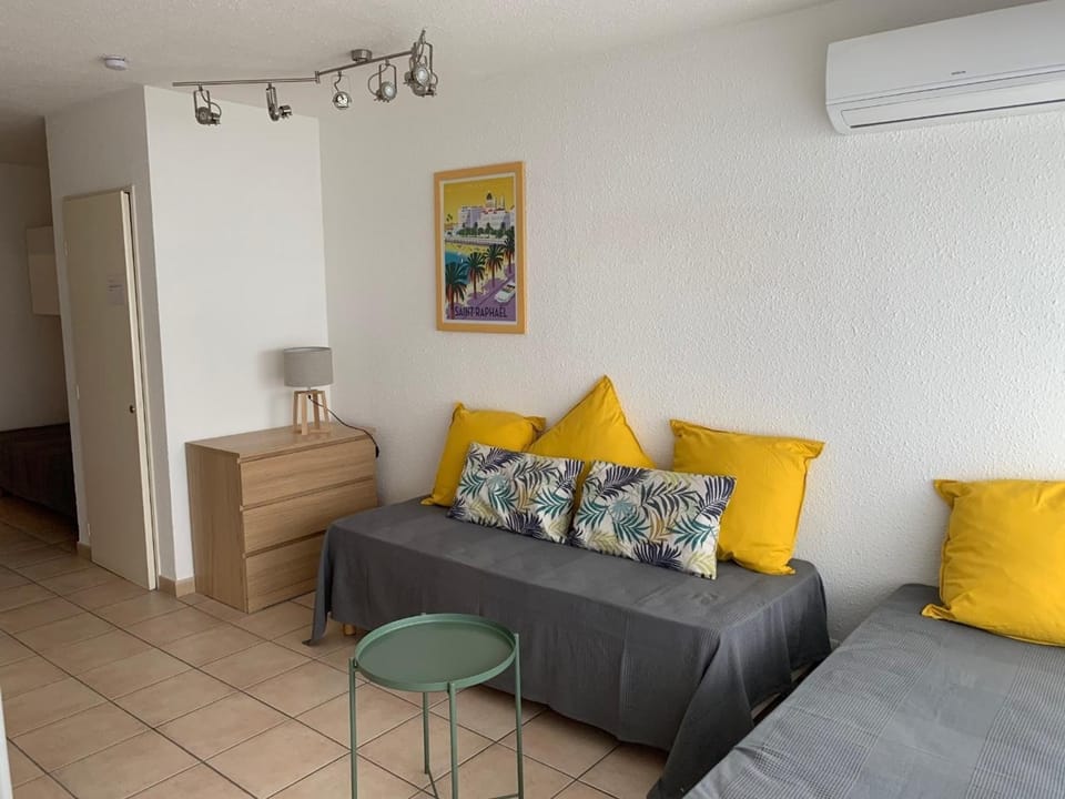 Studio climatisé, centre-ville, proche plage, WiFi - FR-1-466A-54 Apartment in Saint-Raphael