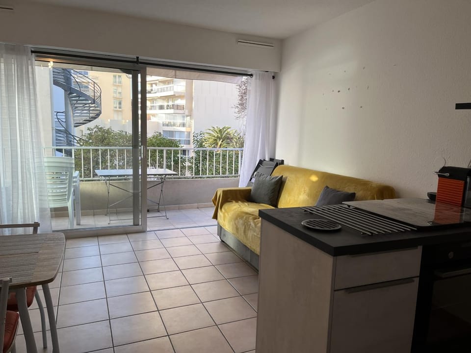 Studio Climatisé 2/3 P. Proche Plage et Commerces - FR-1-466A-55 Apartment in Saint-Raphael