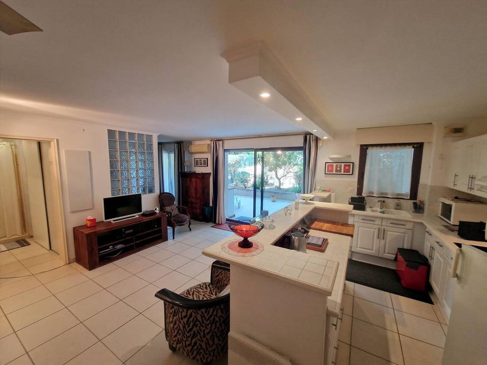 Charmant T2 avec grande terrasse en centre-ville - FR-1-100-362 Apartment in Cavalaire-sur-Mer