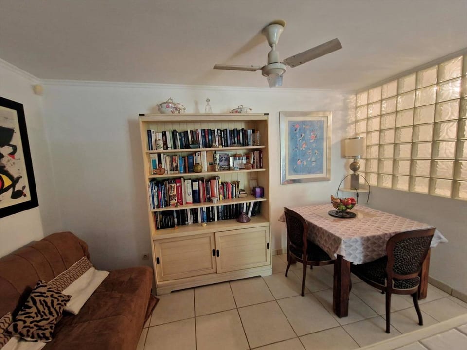 Charmant T2 avec grande terrasse en centre-ville - FR-1-100-362 Apartment in Cavalaire-sur-Mer