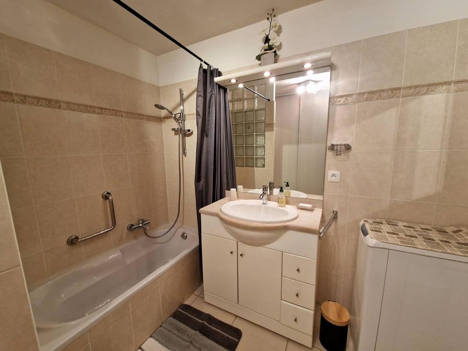 Charmant T2 avec grande terrasse en centre-ville - FR-1-100-362 Apartment in Cavalaire-sur-Mer