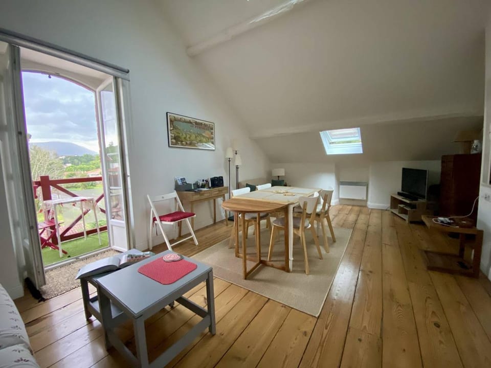 Cambo: Appartement charmant, 2 pers, parking, wifi - FR-1-495-153 Apartment in French Basque Country